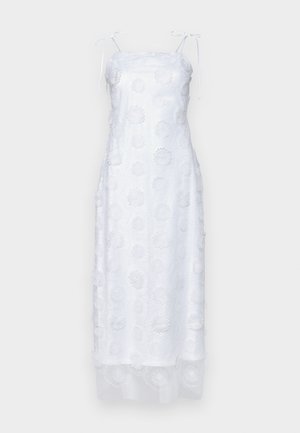 Biała maxi sukienka z regulowanymi paskami do wiązania, ozdobiona teksturowanymi aplikacjami kwiatowymi i półprzezroczystą spódnicą, o prostym kroju i hemie.