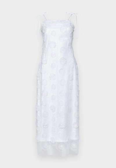 Λευκό maxi φόρεμα με ρυθμιζόμενους ιμάντες, με υφασμένες ανθισμένες λεπτομέρειες και ημι-διάφανο φούστανι, απλή σιλουέτα και τελείωμα.
