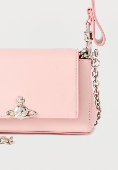 Ροζ δερμάτινη τσάντα χειρός με κλείσιμο με καπάκι, ασημένιο υλικό, διακοσμητικό στοιχείο με θέμα τον πλανήτη και αφαιρούμενο ιμάντα αλυσίδας.