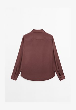 Langdurig overhemd van diep bordeauxkleurige stof. Gekenmerkt door een klassieke kraag, twee-knopsluiting bij de manchetten en een gebogen zoom. Glad textuur, minimalistisch ontwerp.
