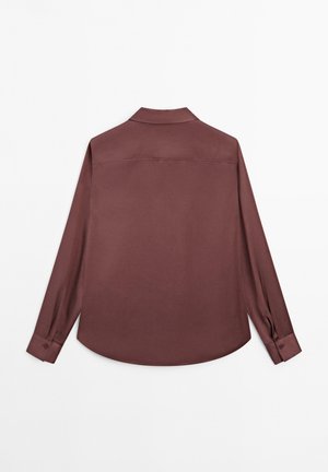 Camicia a maniche lunghe color borgogna con colletto, texture liscia, orlo arrotondato e polsi con bottone. Nessuna tasca visibile o decorazioni.