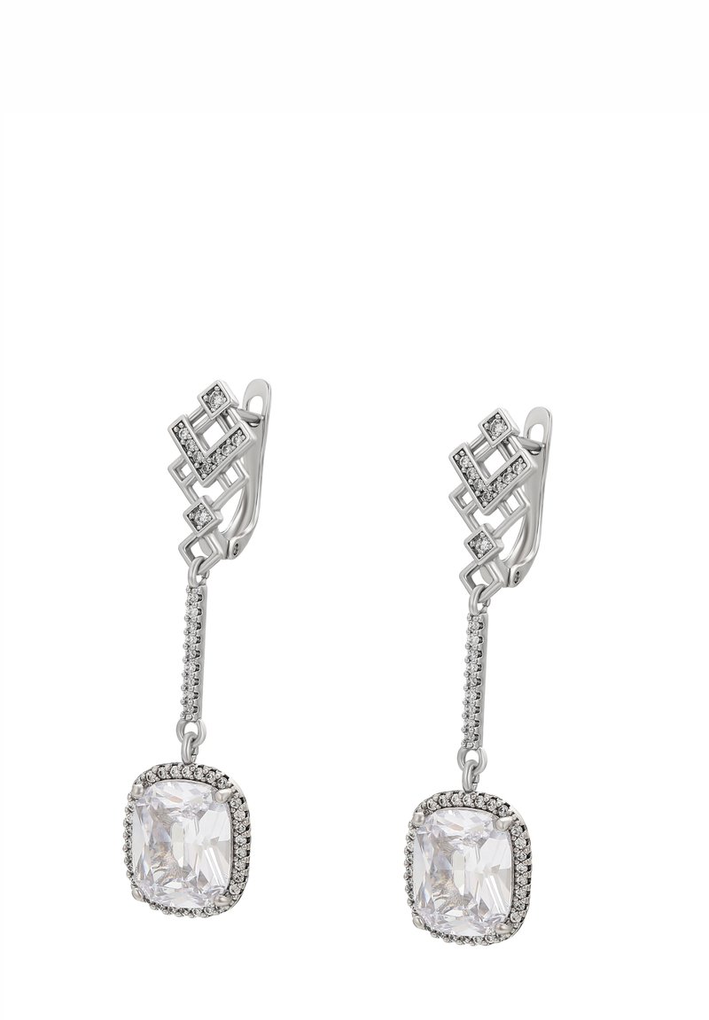 Sølvfarvede hængende øreringe med et geometrisk design, klare cubic zirconia accenter, lange kædedetaljer og store rektangulære ædelstene.