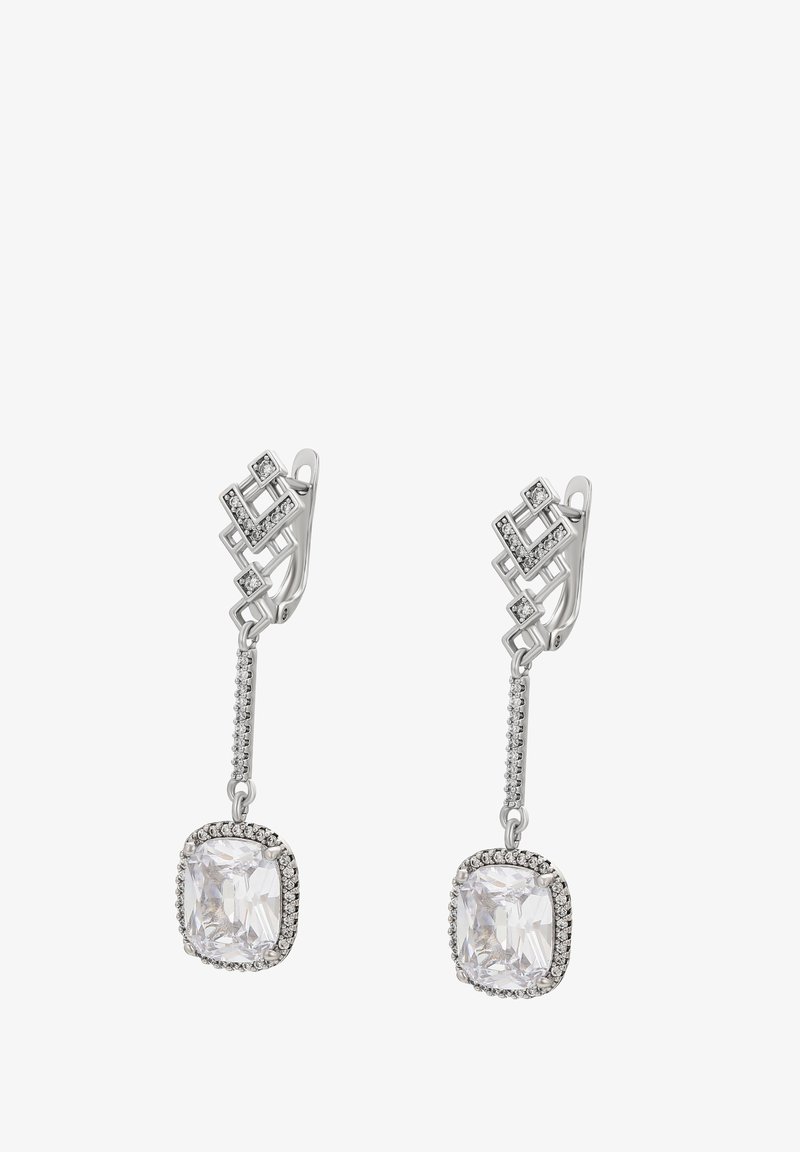 Sølvfarvede hængende øreringe med et geometrisk design, klare cubic zirconia accenter, lange kædedetaljer og store rektangulære ædelstene.
