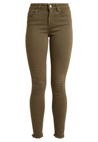 Jeans skinny verde oliva hechos de una tela suave, con una cintura alta, diseño clásico de cinco bolsillos y dobladillos deshilachados.