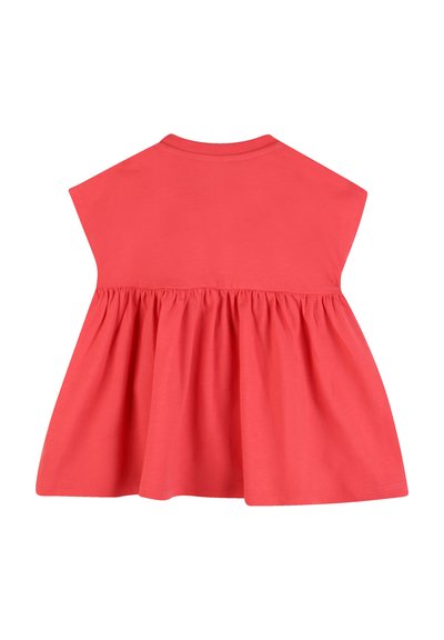 Robe en coton corail à manches courtes, col rond et jupe froncée. Texture lisse avec une silhouette évasée et sans ornements.
