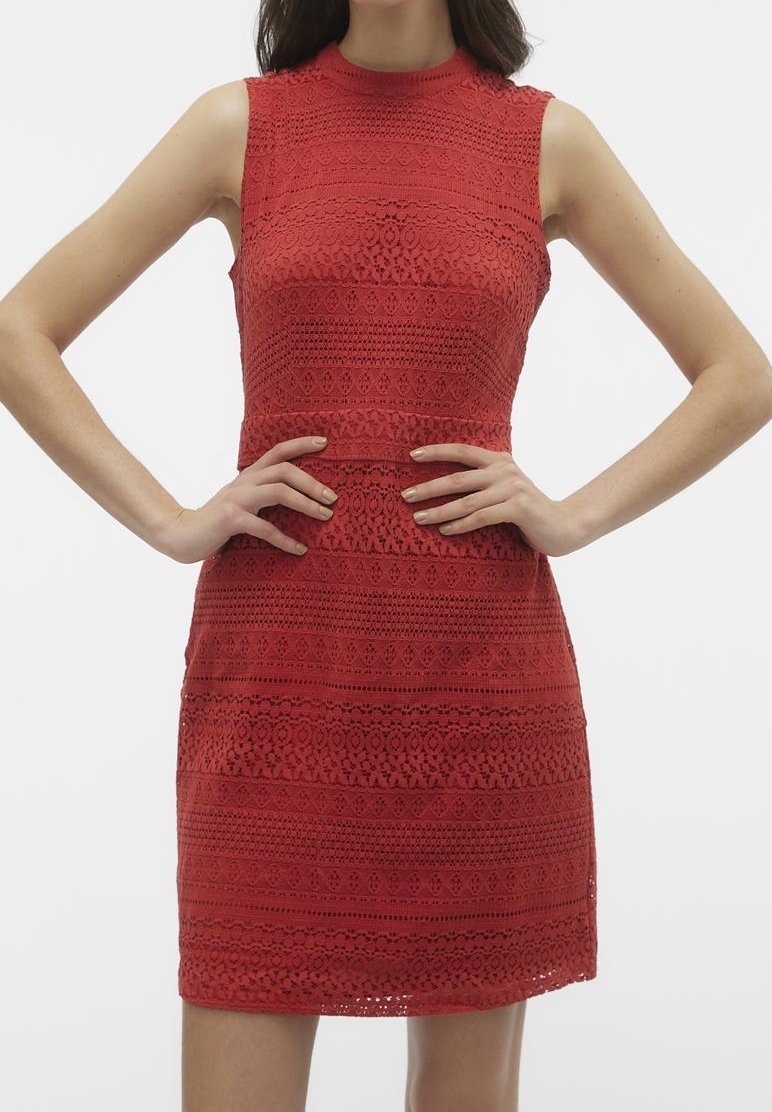 Punainen pitsimekko, jossa on korkea kaula-aukko ja hihaton malli. Sisältää kuvioidun tekstuurin vaakasuorilla raidoilla. Tiukka vyötärö ja A-linjainen hame.