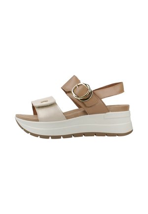 Sandalo aperto beige e crema con suola bianca spessa, cinturino regolabile con fibbia e soletta imbottita per il comfort.