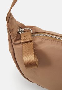 Lindex BAG BUMBAG UNO - Ledvinka - camel