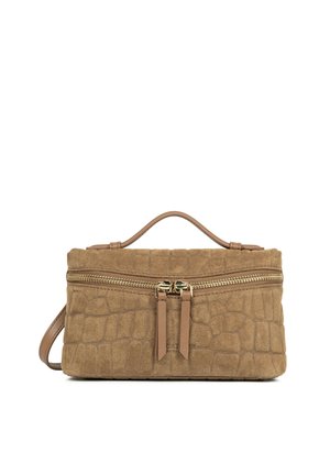 Petit sac à main rectangulaire en daim marron avec motif crocodile, double fermeture éclair dorée, poignée supérieure et bandoulière amovible.
