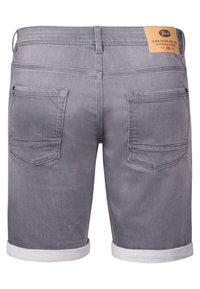 Bermudas de mezclilla gris con dobladillos enrollados, dos bolsillos traseros y una etiqueta de marca de cuero marrón. Textura suave y diseño informal.