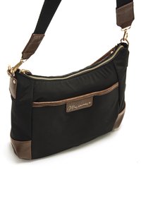 Borsa a spalla nera in nylon con inserti in finta pelle marrone, cerniera dorata e una tracolla testurizzata. Presenta una tasca frontale con logo del marchio.