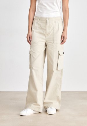 Tommy Jeans CLAIRE UTILITY BLOCKING PANT - Cargo trousers - beige