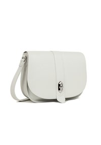 Borsa a tracolla bianca in pelle con pattina strutturata, chiusura in metallo argentato e tracolla piatta regolabile. Superficie testurizzata con dettagli minimi.