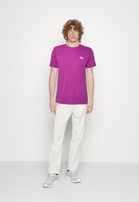 Alpha Industries BACK - Marškinėliai su spaudiniu - dark magenta