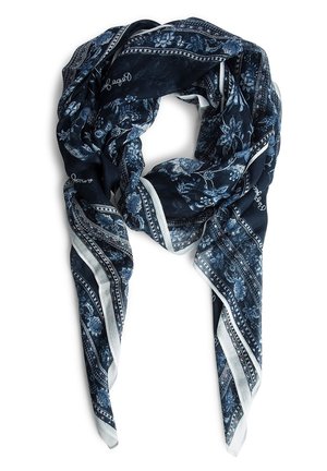 Ciemnoniebieski szalik z białymi i jasnoniebieskimi kwiatowymi wzorami oraz białą obwódką na brzegach, luźno skręcony w kształt pętli.