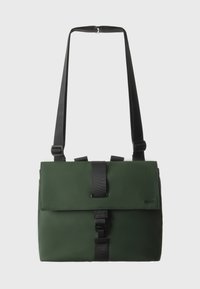 Borsa a messenger verde con spalline nere, dotata di chiusura a pattina e tracolla regolabile. Tessuto testurizzato con una finitura liscia e hardware minimo.