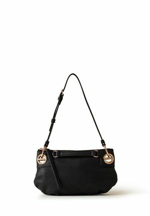 Sac à épaule en cuir noir avec bandoulière réglable, ferrures circulaires dorées et fermeture éclair sur fond blanc.