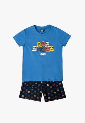Camiseta azul de Star Wars con cascos de stormtrooper multicolores y pantalones cortos oscuros a juego impresos con pequeños cascos coloridos.