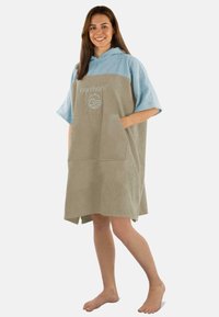 Kapuzentuch-Poncho in Beige mit hellblauen Akzenten, aus weichem Frottee, mit einer Fronttasche und gesticktem Logo.