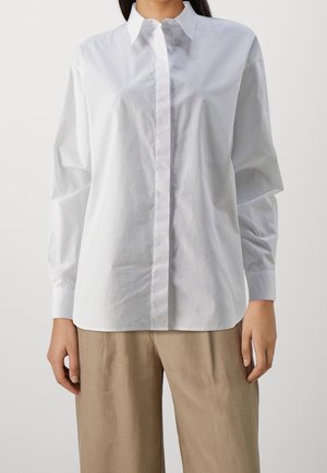 Biała koszula na guziki wykonana z gładkiej bawełny, z klasycznym kołnierzykiem, długimi rękawami i subtelnym haftowanym logo na piersi.