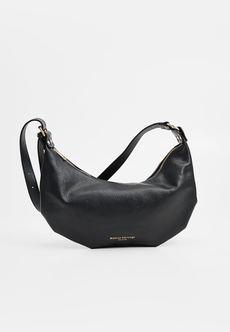 Sac à épaule en cuir noir avec une forme incurvée, fermeture éclair dorée et nom de la marque en relief. Texture lisse avec une bandoulière détachable.