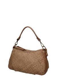 Borsa a tracolla in pelle intrecciata di colore beige con manico curvo, dotata di chiusura con zip e dettagli in ottone, che mette in evidenza una superficie testurizzata e tattile.