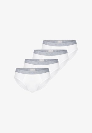 Fire hvide herretrusser med grå elastiske linninger, der har mærkenavnet "HANRO", arrangeret i en forskudt række.