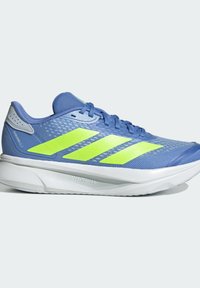 Blauwe hardloopschoen met een bovenwerk van mesh, groene drie-strepen ontwerp en witte tussenzool. Beschikt over een gestructureerd oppervlak en een gevoerd pedaal.