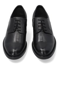 Schwarze Lederschuhe mit glatter Oberfläche, runder Spitze und Schnürung mit fünf Ösen. Gestickte Details entlang der Sohle.