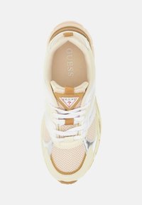 Zapatillas con parte superior de malla y sintético en crema y rosa claro, con acentos metálicos plateados, cordones blancos y una etiqueta de logo en la lengüeta.