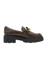 Mocassino in pelle marrone con suola in gomma nera spessa, dotato di un accento decorativo in metallo dorato sul davanti.
