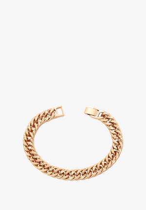 Guldtonet cubansk linkarmbånd med skiftevis glatte og struttede led, der har en rektangulær fold-over lås, lagt fladt på hvid baggrund.