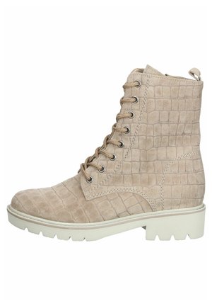 Bottine beige en suedine embossée crocodile, dotée d'œillets en métal, d'un laçage sur le devant et d'une semelle en caoutchouc blanc, robuste.