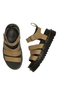 Sandali in pelle marrone con molteplici cinturini larghi, soletta nera testurizzata, suola nera spessa e dettagli di cuciture gialle.