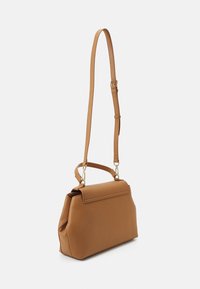 Hnědá kabelka z umělé kůže se strukturovaným tvarem, odnímatelným ramenním popruhem a minimálními kovovými prvky. Hladký povrch se zapínáním na klapku.