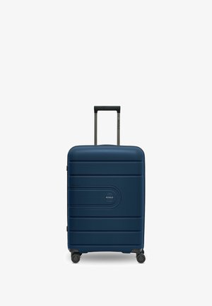 Maleta dura de tamaño mediano en color azul marino, con cuatro ruedas y el mango telescópico extendido.