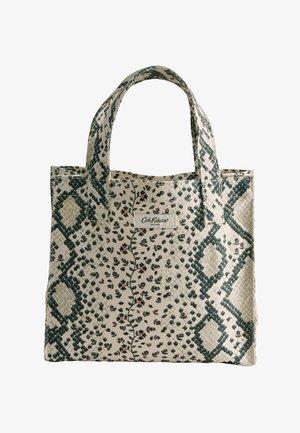 Bēša auduma iepirkumu soma ar tumši zaļu dimanta rakstu un maziem rozā ziedu vītelēm, uz priekšu ir Cath Kidston logotipa uzlīme.