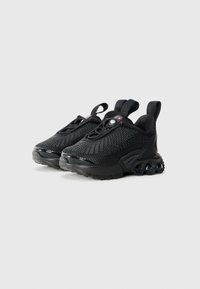 Baskets de sport noires avec une tige en maille texturée, une semelle en caoutchouc et un talon rembourré. Équipées de languettes de traction et d'un design de lacets élastiques.