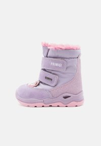 Botine de iarnă mov cu blăniță roz, două benzi Velcro și un superior din țesătură texturată. Prezintă o talpă din cauciuc și accente decorative.