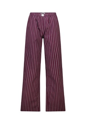 Bordeauxkleurige broek met witte verticale strepen, elastische tailleband en brede rechte pijpen, plat liggend op een witte achtergrond.