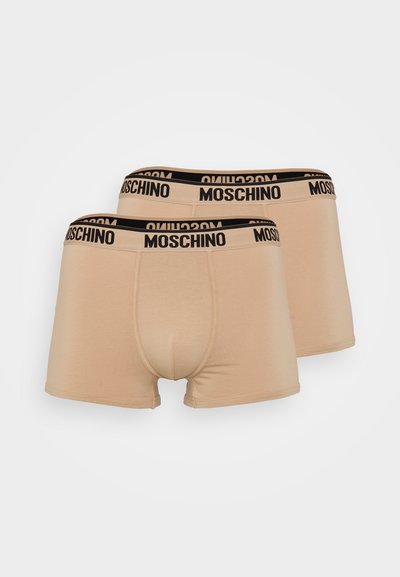 Beige boxer alsónemű fekete Moschino logós derékpánttal. Simára és rugalmasságra tervezett anyagból készült. Kontúrozott zsebet és közepes hosszúságú szabást tartalmaz.