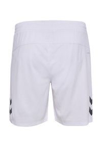 Weiße Sportshorts mit einem elastischen Bund, die seitlich schwarze Chevron-Muster aufweisen und aus einem glatten, leichten Stoff gefertigt sind.