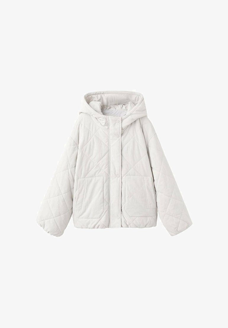Biała pikowana kurtka z kapturem, dwiema przednimi kieszeniami, zatrzaskami i luźnym krojem. Miękka w dotyku z wzorem diamentowym na całej powierzchni.