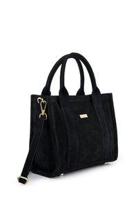 Sac à main en daim noir avec deux poignées supérieures, bandoulière amovible, ferrures dorées, forme structurée et logo discret à l'avant.