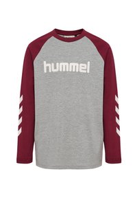 Långärmad skjorta i grått och vinrött, med rund halsringning. Har "hummel"-logotypen i vitt på framsidan och chevron-mönster på ärmarna.
