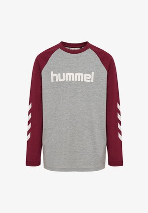 Langærmet skjorte i grå og burgunder med en rund halsudskæring. Har "hummel" logo i hvid på fronten og chevronmønstre på ærmerne.