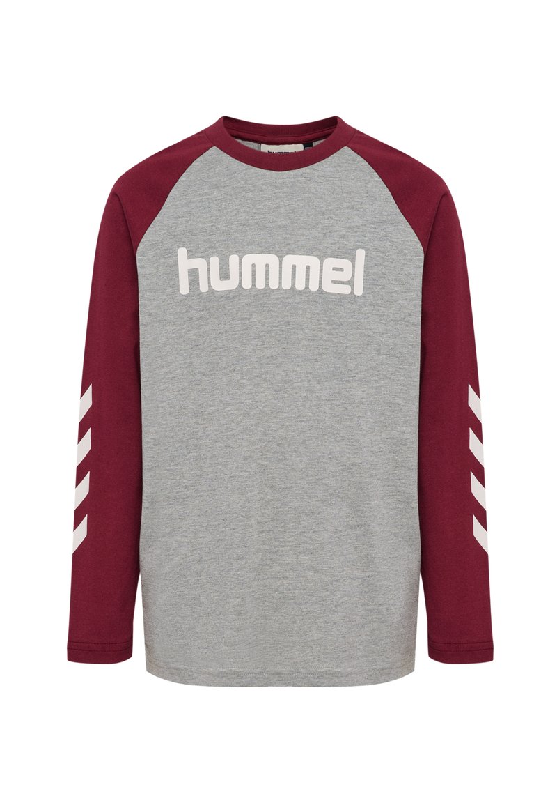Långärmad skjorta i grått och vinrött, med rund halsringning. Har "hummel"-logotypen i vitt på framsidan och chevron-mönster på ärmarna.