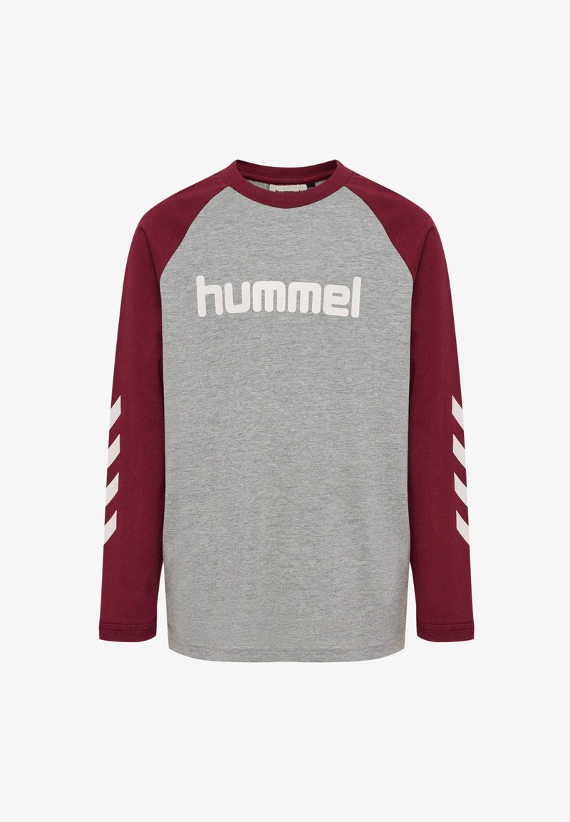 Langarmhemd in Grau und Burgunderrot mit einem Rundhalsausschnitt. Mit "hummel"-Logo in Weiß auf der Vorderseite und Zickzackmustern an den Ärmeln.