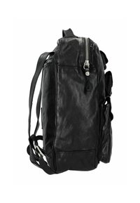 Zaino in pelle nera con superficie texturizzata, cerniera in argento e molteplici tasche per lo stoccaggio. La vista laterale mette in mostra la sua forma compatta.