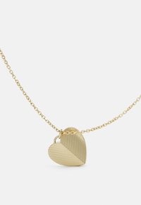 Goldheart-Pendelkette mit geteiltem Design; eine Seite hat eine gerippte Textur, während die andere glatt ist. Verknüpfte Kette.